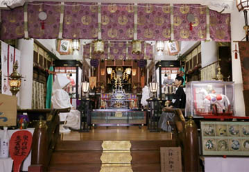 三﨑稲荷神社の拝殿内